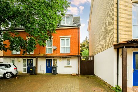 Glandford Way, 3 bedroom Semi Detached House for sale, £450,000